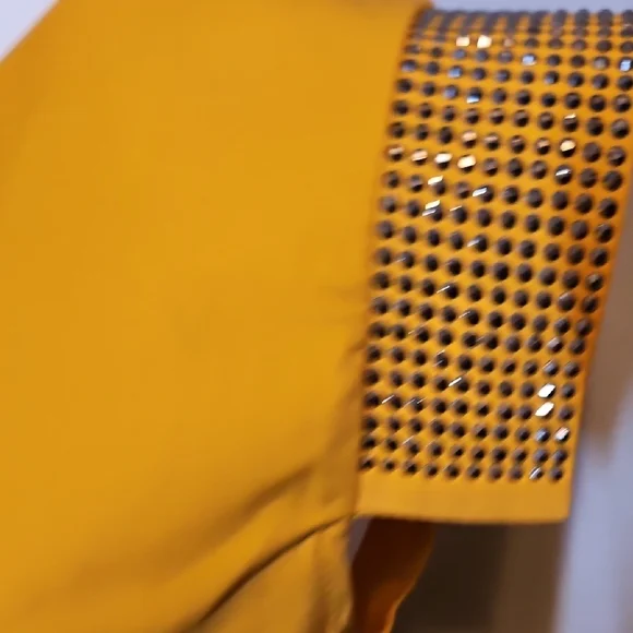 Elegant Yellow Dress with Gold Accents - Picture 4 of 11